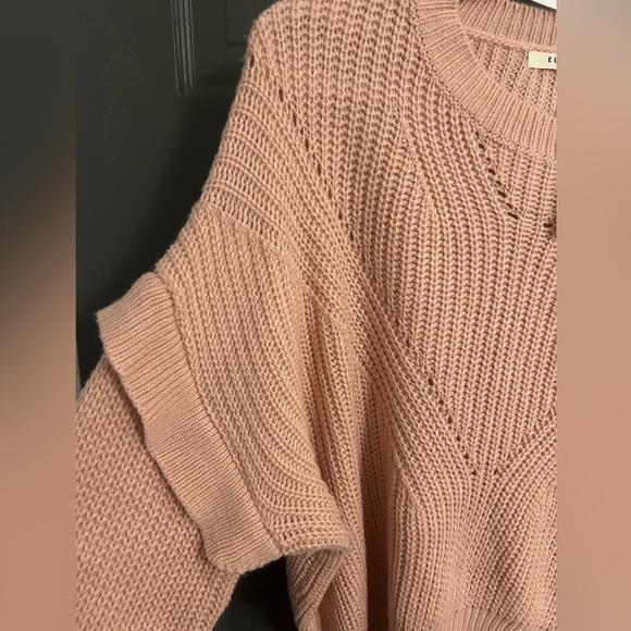 Pink sweater with details on shoulders, slightly cropped length - Picture 2 of 8